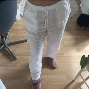 Linnebyxor  - Säljer mina linnebyxor från HM💕💕 dom är en aning genomskinliga, som man kan se på bilderna. 