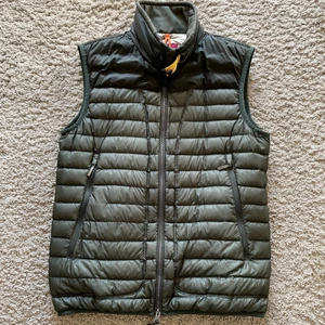 Parajumper väst - Parajumper olivgrön Daytripper väst i strl Medium. Skicket är som nytt, köpt på parajumpers egna hemsida för 2500kr, mitt pris 1600. Kan skickas eller mötas upp i Jönköping. Köparen står för frakten. 