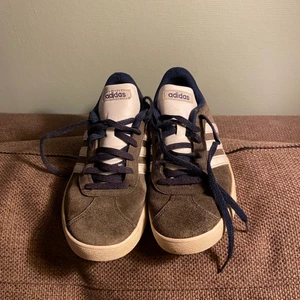 Collegiate Navy / Cloud White - Säljer ganska billigt pga lite solblekta. Använda en del men inte så nött sula. Original pris låg kring ca 600kr! Kom privat för fler bilder!!