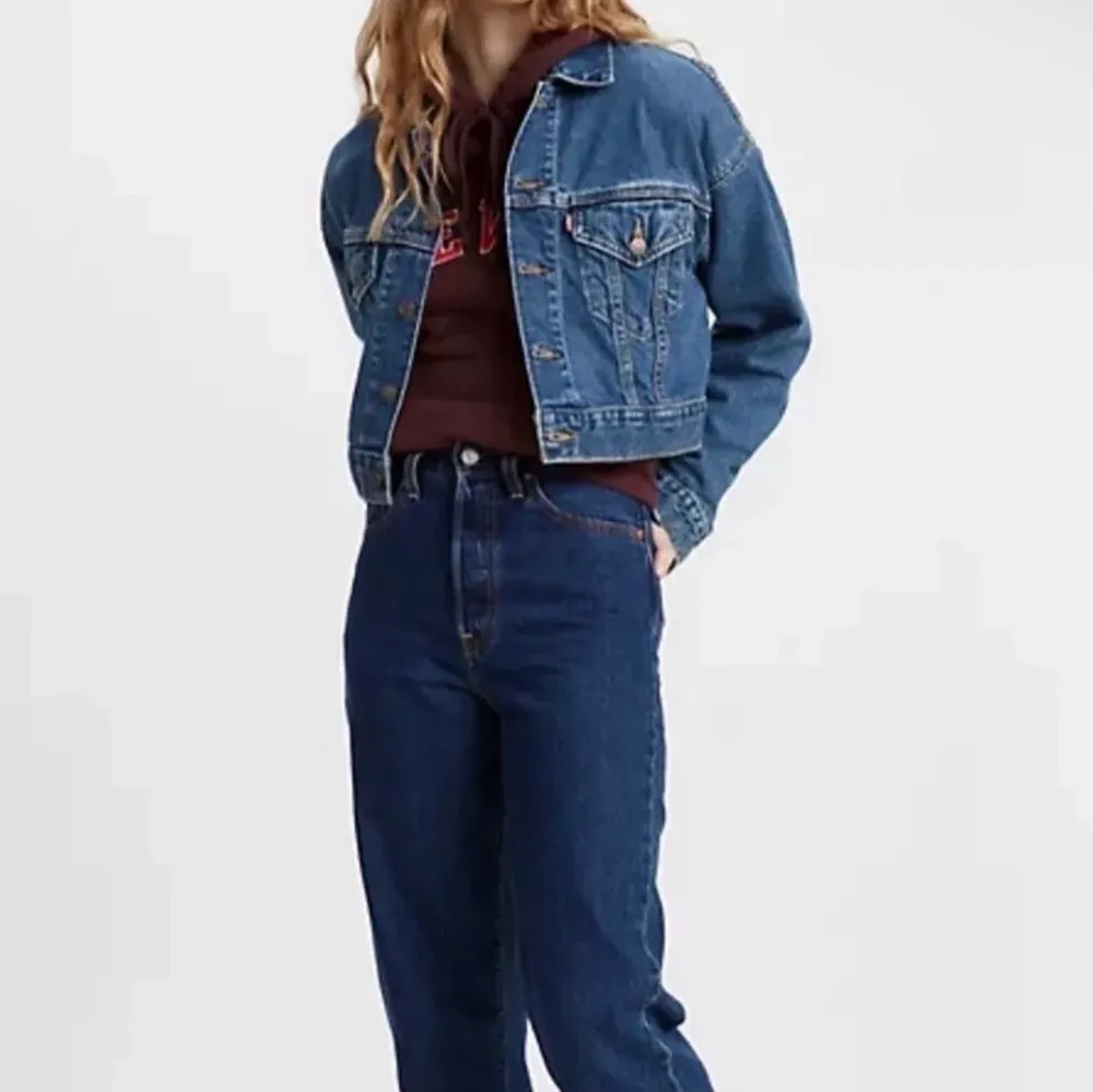Supersnygga Levis ribcage straight ancle jeans i en mörkblå färg. Jättesnygga och sparsamt använda men säljer då dem inte kommer till användning så mycket längre. . Jeans & Byxor.