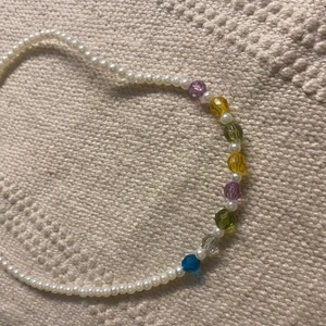 Pärlhalsband  - Pärlhalsband super fin  perfekt till sommaren !!! Frakt ligger på 15 kr man får fraktbevis 💗
