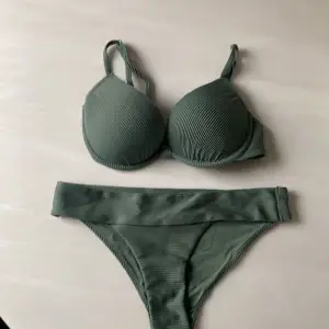 Bikini väldigt sexiga med puch up BH som lyfter mkt  75 C för BH bra skick har köpt i september förra året använt en gång bara 