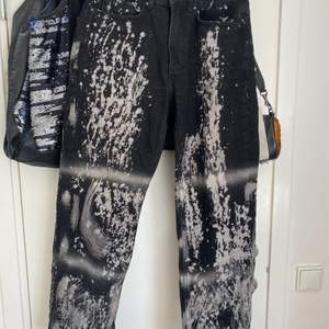 Supercoola jeans från Bershka med paint-splatter mönster! Passformen är lite oversize och baggy. 