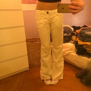 Vita byxor - Sååå fina ”linne”byxor köpta secondhand. Som ni ser är de tyvärr inte strykta på bilderna men går lätt att fixa. 