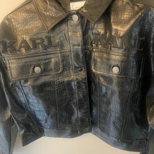 Karl Kani jacka  - Karl Kani leather jacket. Snygg jacka som köptes på en Sample sale, har dock inte så stor användning av den. 