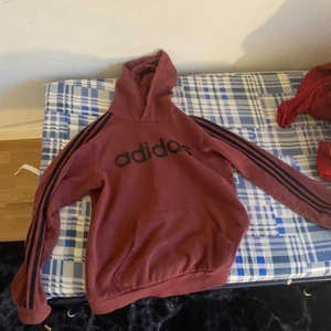 Adidas tröja använd 3 gånger  - Stolek m och den passar ej mig drf säljer jag den