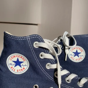 Blåa converse  -  intressekoll på dessa fina mörkblåa converse! conversen är höga och i fint skick, några slitningar finns🤍 storlek 36! frakt tillkommer🥰 