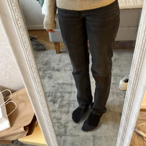 Zara jeans - Säljer mina fina zara jeans🥰 För referens är jag 167cm och dom här passar mig perfekt! Vad jag vet är just den här färgen och modellen slutsåld, alltså är dom väldigt eftertraktade. Kan även sänka priset vid snabb affär!!Först till kvarn❤️‍🔥
