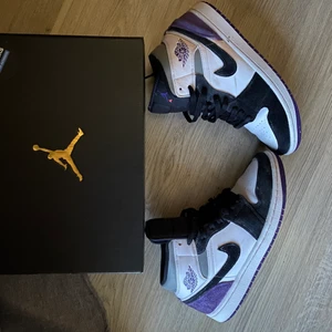  Nike Jordan 1 mid - Säljer mina fina skor😍 ordinarie pris=2900kr nuvarande pris=990kr 🥰