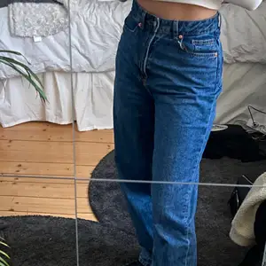 Superfina jeans som är väldigt sparsamt använda💓 lite långa för mig som är 163cm! Väldigt pösiga, passar mig som vanligtvis brukar ha 36 i storlek 