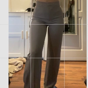 Gråa kostymbyxor - Säljer dessa endast testade kostymbyxor ifrån H&m. Inga deffekter, sitter skit bra vid rumpan.  säljer för 250kr vill ha sålda snabbt skriv vid frågor eller funderingar 