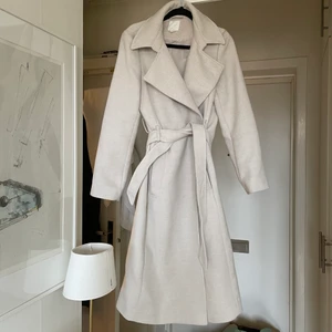 Kappa H&M  - Beige/krämvit jacka från H&M. Lite nopprig på vissa ställen men annars fint skick (går att nypa bort). Strl 34, slutsåld. Nypris 800