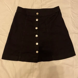 Svart jeanskjol  - Svart jeanskjol som är använd enstaka gånger