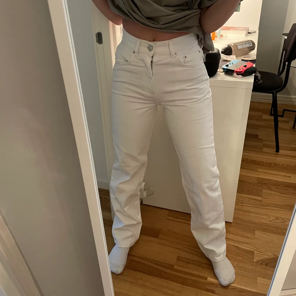 supersnygga vita jeans från gina tricot, strl 32 men passar mig som brukar ha 34! perfekt i längden för mig som är 160 :). Jeans & Byxor.