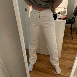 supersnygga vita jeans från gina tricot, strl 32 men passar mig som brukar ha 34! perfekt i längden för mig som är 160 :)