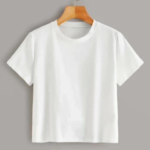 T-shirt - Säljer em vit T-shirt,säljes för jag rensar min garderob 