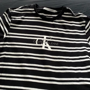 Calvin Klein T shirt - Säljer denna Calvin Klein t shirt som knapör ör använd. Kan mötas upp i Stockhom