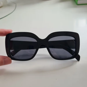 Svarta solglasögon  - Svarta solglasögon