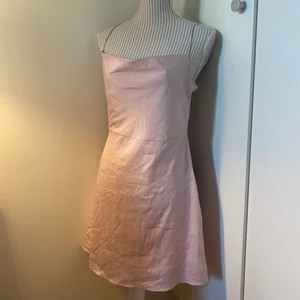 ROSA KLÄNNING FRÅN NELLY - rosa klänning från ”nly trend” i modellen cami dress. Klänning är ljus rosa. Super fin med stretchiga axelband💖 