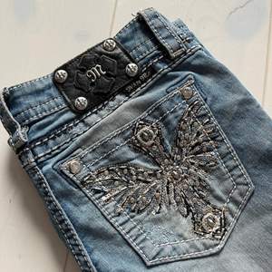 Lågmidjade Miss Me jeans i modellen ”signature rise bootcut” ⚜️ Jag köpte dem från Tradera och de är i superbra skick, förutom att en sten saknas på ena bakfickan. Säljer bara för att dem är lite för små.                 Frakt ingår ej.