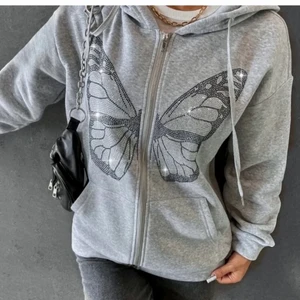 Zip hoodie - Säljer denna jättesnygga zip up hoodie! Storlek M men sitter snyggt oversize på mig som är en S💗 Knappt använd därav fint skick! Säljer för 150 kr + frakt 😊