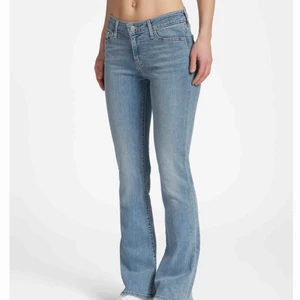 Levis jeans - As snygga lågmidjade bootcut jeans från Levis. Säljer eftersom jag har liknanade och de tyvärr inte kommer till användning. Bra skick förutom en lös tråd vid midjan( kan skicka bättre bild på det)😊💕
