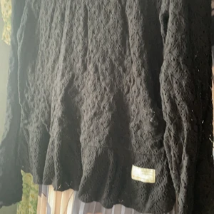 Odd Molly Stickad tröja - Svart, tunn stickad, tröja från Odd Molly med en liten volang nedtill. Använt skick. En liten tråd som lossnat i armen. Storlek 1 motsvarar S. 