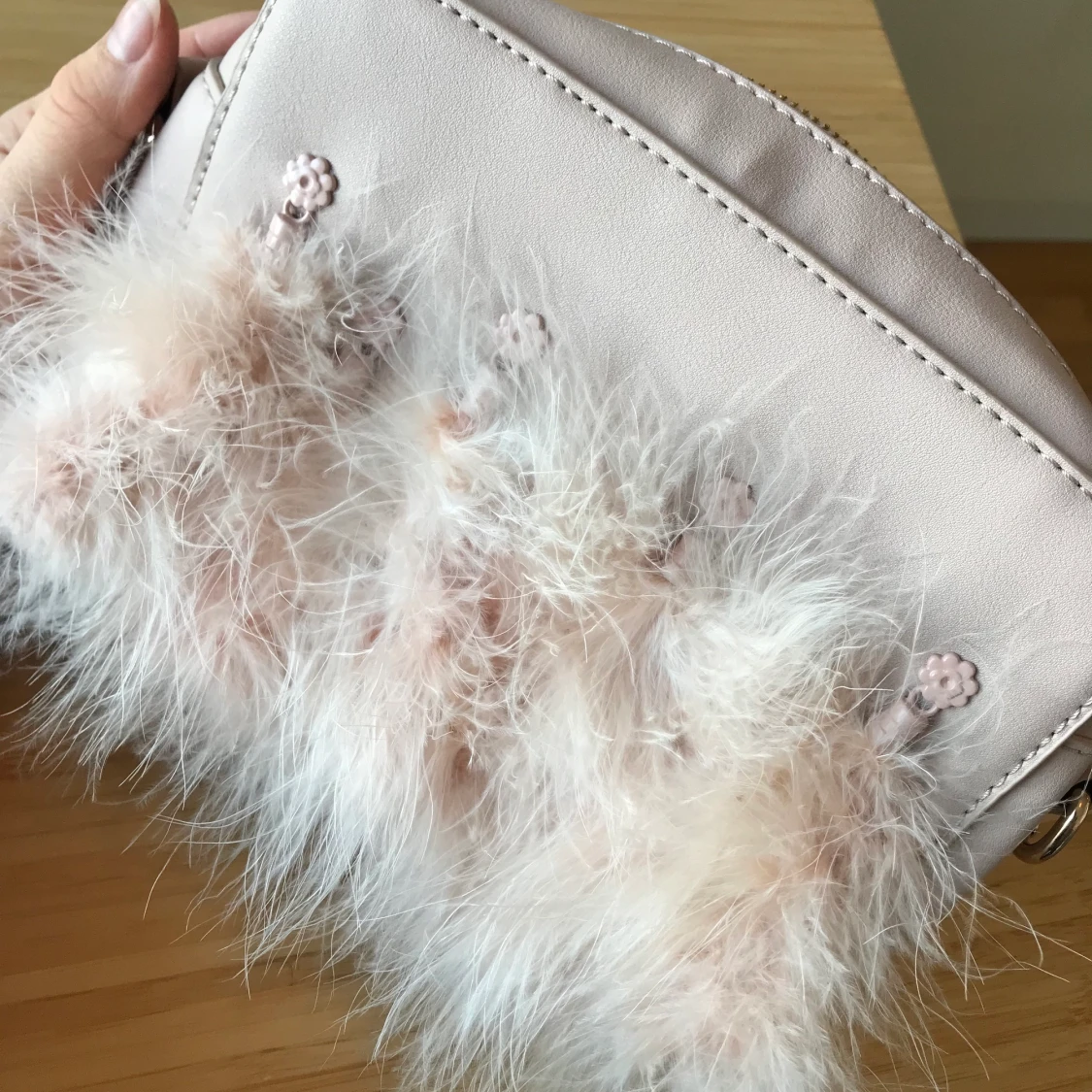 Ljusrosa axelväska med fjädrar - 90