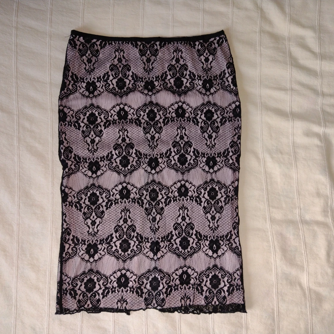Ljusrosa pennkjol med svart spets - lace skirt 