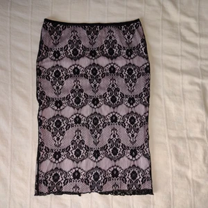 Ljusrosa pennkjol med svart spets - lace skirt  - Ljusrosa pennkjol med svart spets, från Oasis. En ca 23 cm lång slits i bak. Dragkedja i ryggen. Storlek 8/34. Aldrig använd, bara testad.