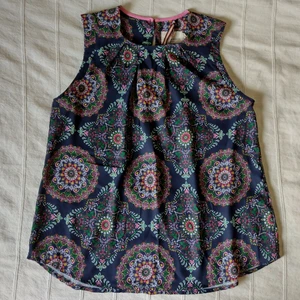 Flerfärgad flowy topp - paisleymönstrad  - Topp från Holly & Whyte i storlek 34. Blå/marinblå med mönster i flera olika färger. Fint sydd modell med många fina detaljer. 100 % polyester. Använd vid ett tillfälle och i bra skick. 