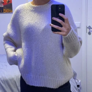 Stickad Tröja  - Stickad tröja från Veromoda. Xs men sitter som oversize S.