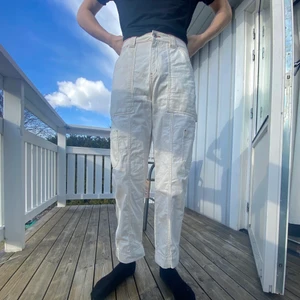 Weekday Highwaisted Straight Strl 40 - ANVÄNDA 1 GÅNG! (Säljer dem då de är för små). Personen på bilden är en 185cm kille, byxorna är köpta för 600 på tjejavdelningen i butiken men fungerar som unisex plagg!