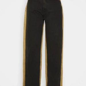 Jaded London Jeans - Säljer ett par Jaded london jeans så de inte riktigt är min stil, aldrig använda, köpta på Zalando 💕 De sitter lite lowwaist och är baggy. Bilderna är tagna från Zalandos hemsida, skriv privat för flera bilder :)