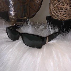 TOMMY HILFIGER SOLGLASÖGON - Lyx solglasögon från Tommy Hilfiger med ett fint Mönster från sidan . De är endast provade eftersom de inte passade mig. Nypris: 1000. OBS! Jag tror att dessa är för närsynta personer och de är lite korta från sidan. 