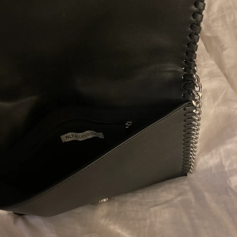 Skitfin axelrems väska från Nelly. Den ser ut precis som ny då den bara är använd nån gång💕kedjan är avtagbar och den har en ficka med dragkedja innuti. Väskor.