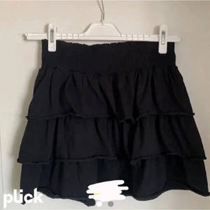 Volangkjol - Svart volangkjol som inte kommer till användning längre💓