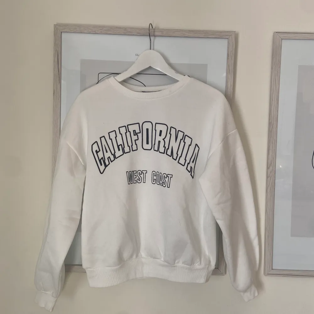 Sweatshirt från Shein som tyvärr blev i fel storlek. Jätteskönt material. Storlek M men skulle säga att den är mer som ett S. Köparen står för ev frakt.❤️🔥. Hupparit & Collegepaidat.