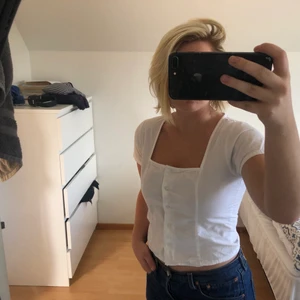 Sommartopp Stl. 36 - Söt men casual topp Stl.36. Fläcken på andra bilden sitter på spegeln! 150 eller bud, köparen står för frakten💗