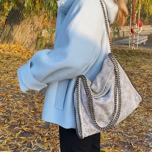 Inspirerad Stella McCartney väska - Köpt här på Plick och säljer då den inte kommer till användning. Väldigt bra skick, enda defekten är två små gula ”prickar” som syns på sista bilden. Liknar Stella McCartney väskorna väldigt mycket. 💖