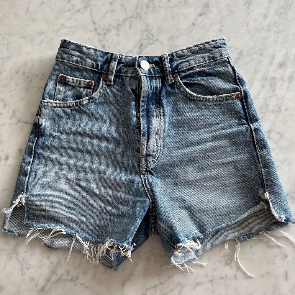 Snygga jeansshorts från zara som tyvärr har blivit för små. De är i bra skick och som man kan se på sista bilden har de en liten slit på båda sidorna💕💕 köpare står för frakt🤩🤩 nypris: 299kr. Shorts.