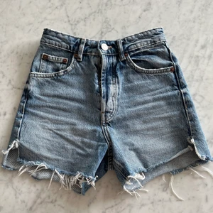 Blåa jeansshorts  - Snygga jeansshorts från zara som tyvärr har blivit för små. De är i bra skick och som man kan se på sista bilden har de en liten slit på båda sidorna💕💕 köpare står för frakt🤩🤩 nypris: 299kr