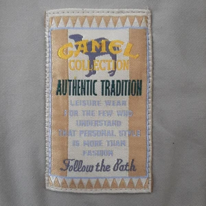 Vintage skjorta från Camel - Camel Skjorta som jag thriftat innan i förvånansvärt bra skick. Storleken är L och jag har använt den som en boxig oversize, perfekt på sommaren. Inga hål, repor, trasiga sömmar eller fläckar :) i armarna har den knappar ovanför axlarna så man lätt kan kavla upp armarna och hålla dem uppspända.