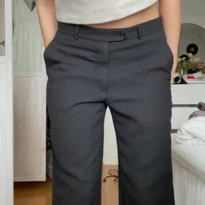 lågmidjade kostymbyxor - Säljer dessa lågmidjade kostymbyxor eftersom de inte kommer till användning💗 bra längd på mig som är 171. Skriv privat för fler bilder eller frågor! 
