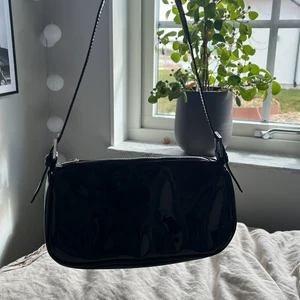 Glansig baguette-väska  - Knappt använd så bra skick