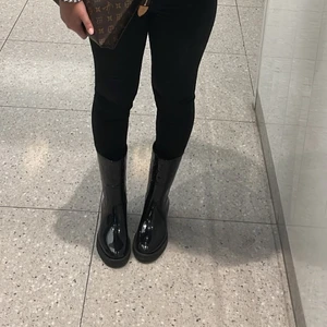 Louis Vuitton stövlar -  Nypris: ca 8.100 kr, Nyskick, storlek 38. Kvitto, dustbag och box finns. Köpta på Louis Vuitton butiken i Köpenhamn. Pm för fler bilder