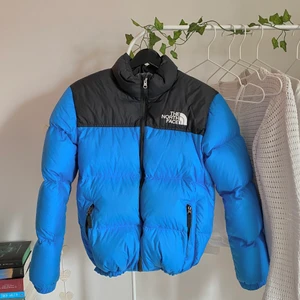 North face jacka - En sjukt snygg North Face nuptse jacka i storlek small. Köpte den i vintras på Plick för 1200;-, inga defekter alls. Säljer den för att den inte kommer till användning lika mycket längre💕 Skriv till mig privat vid intresse.