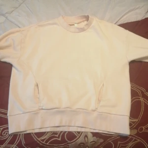 Kay/Day oversized tröja med fickor  - Köpte denna tröjan men tyckte tillslut inte om den hahah. Den är ändå mysig och lite ljusrosig. Är i storlek S 💕 Använt denna minst sagt 7-8 ggr
