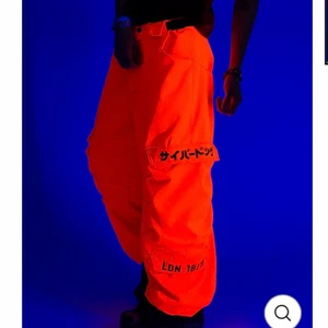 Cyberdog byxor - Byxor från cyberdog köpta i london. Lyser i uv. Nypris: 1200kr. Oanvända. Pris kan diskuteras💕