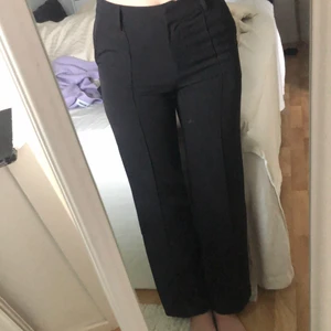 Svarta venderbys kostymbyxor - Strl 36, sitter jättefint, aningen för korta för mig som är 173cm, ganska tunt material, perfekta för sommaren, använda 2 gånger 
